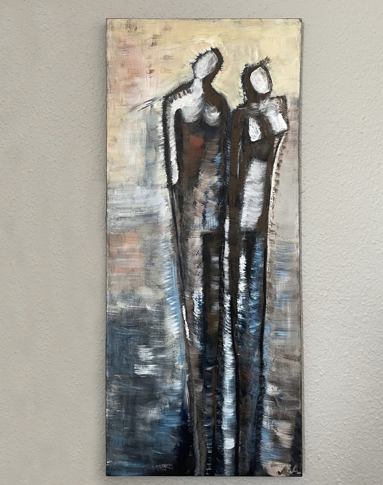 Abstraktes Acrylbild mit drei schemenhaften Figuren in Grau, Blau und Ocker